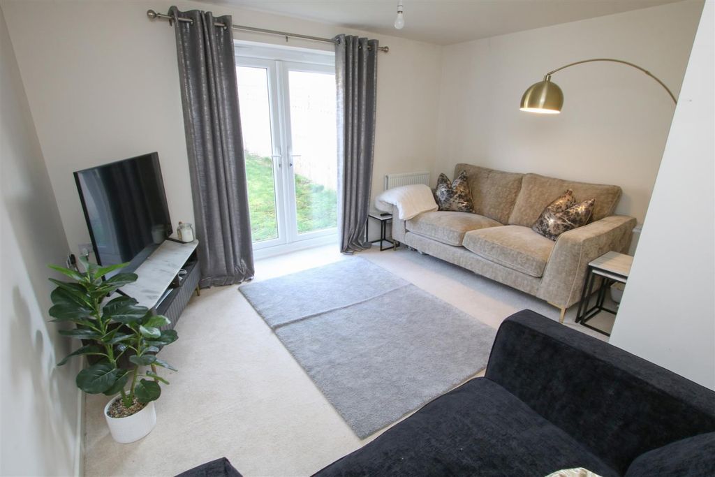 Property photo 3 of 20 Lounge