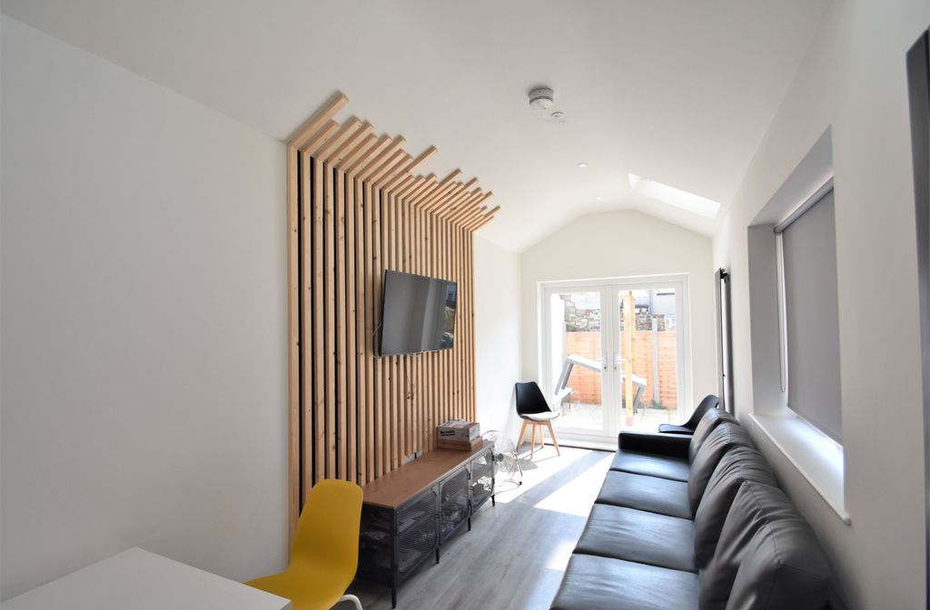 Property photo 2 of 9 Photo 02