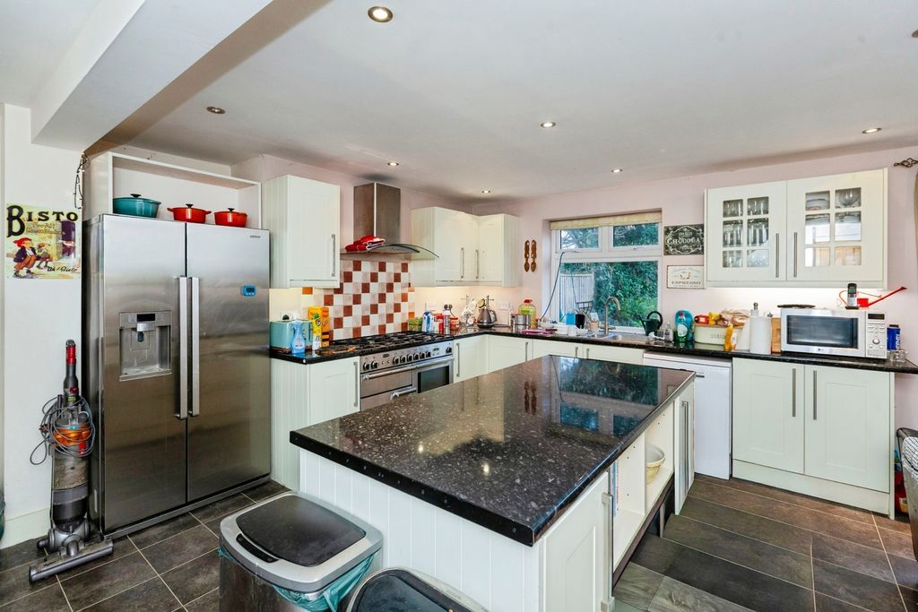 Property photo 3 of 17 Kitchen