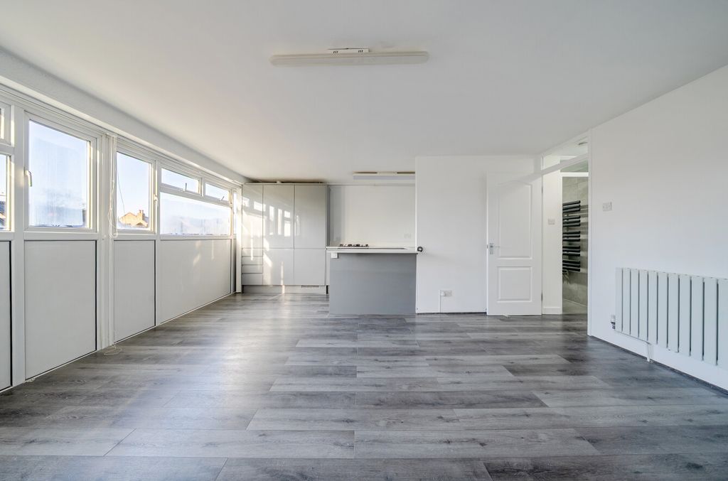 Property photo 2 of 13 Lounge2