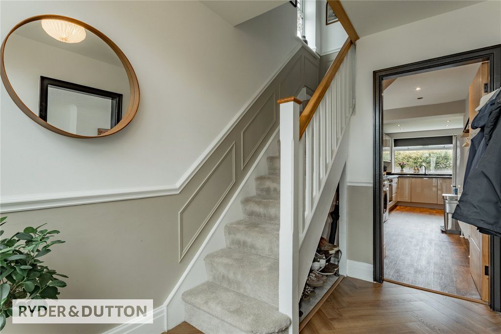 Property photo 3 of 20 Entrance Hall