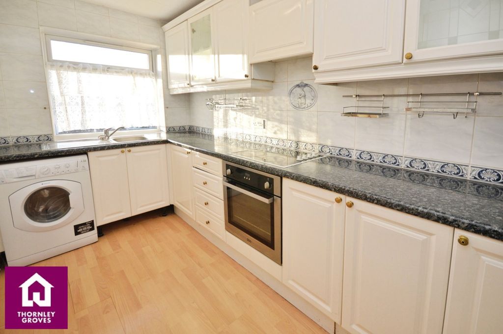 Property photo 3 of 8 Kitchen