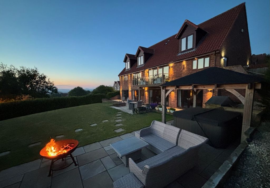 Property photo 1 of 94