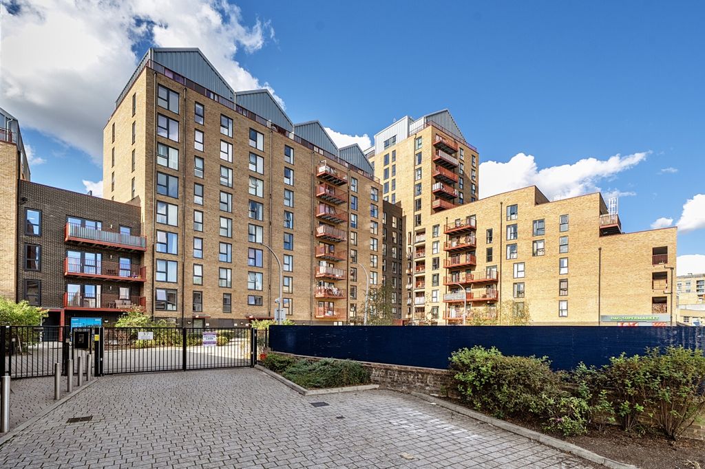 Property photo 1 of 17 1529136-1-1A0F7d3...