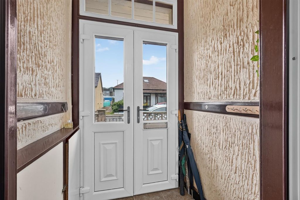 Property photo 3 of 28 15 Allanpark Street, Largs 00005.Jpg