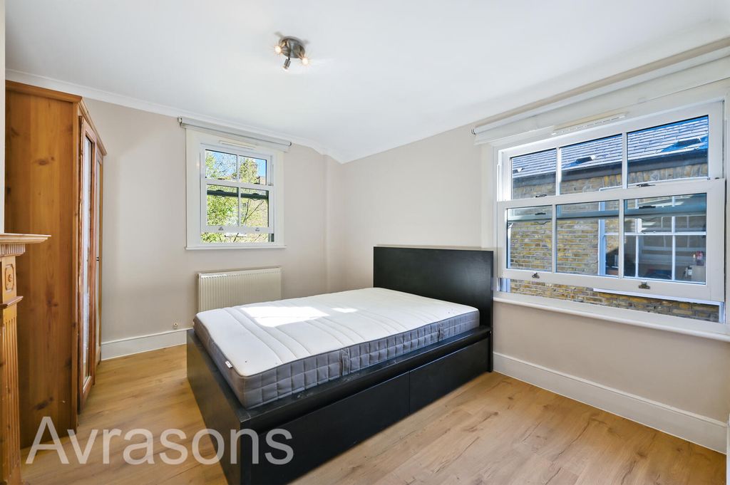 Property photo 2 of 10 Bedroom
