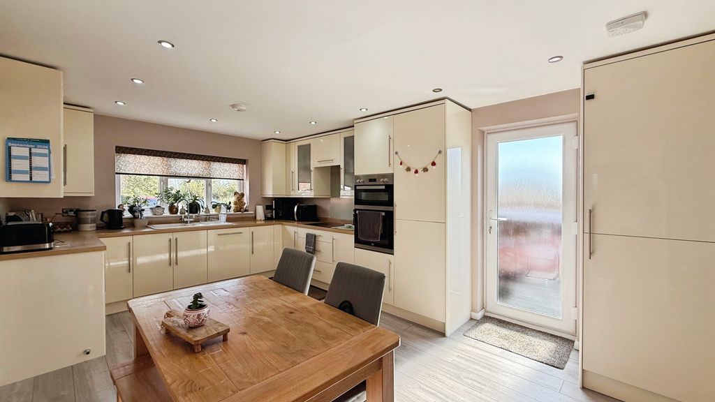 Property photo 3 of 19 Kitchen/Dining Room