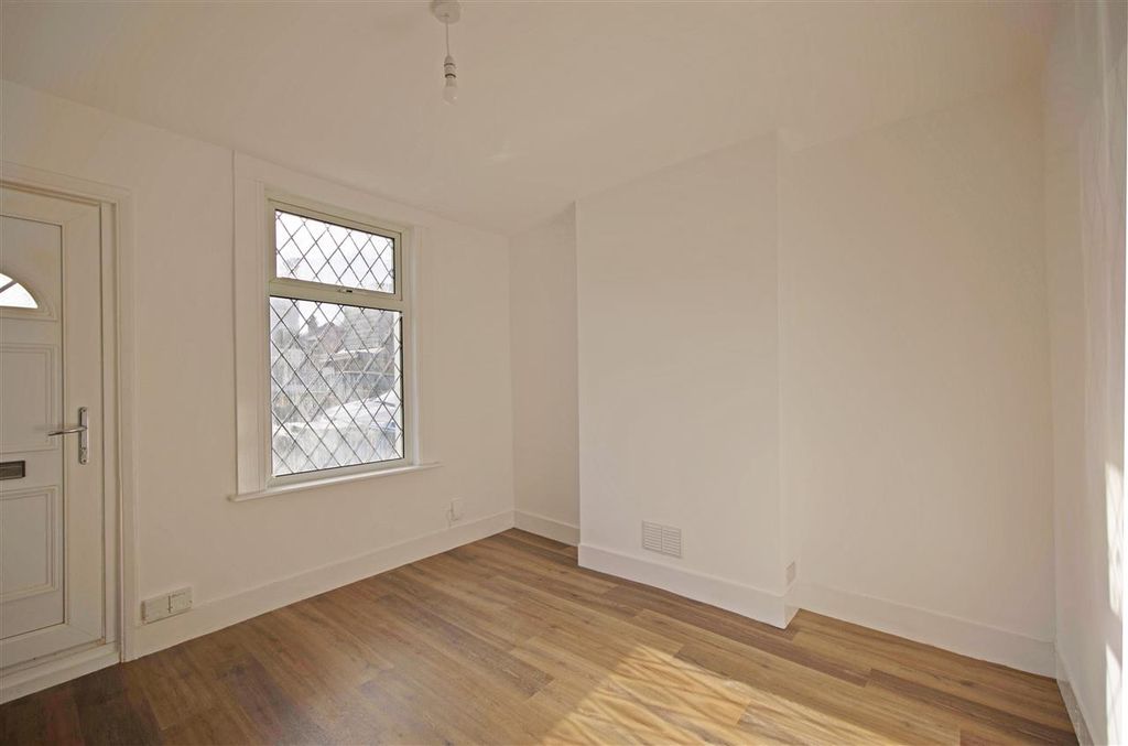 Property photo 2 of 8 Lounge