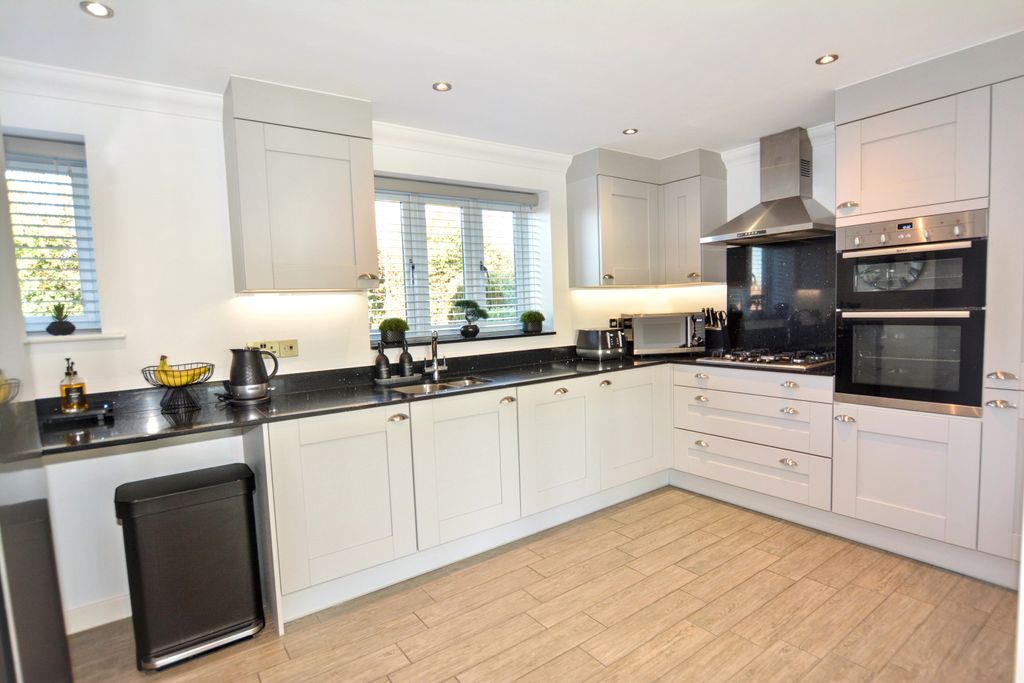 Property photo 2 of 23 Kitchen-Breakfast (2)