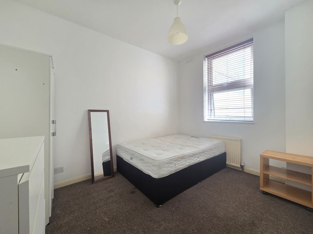 Property photo 3 of 4 Middle Room 3