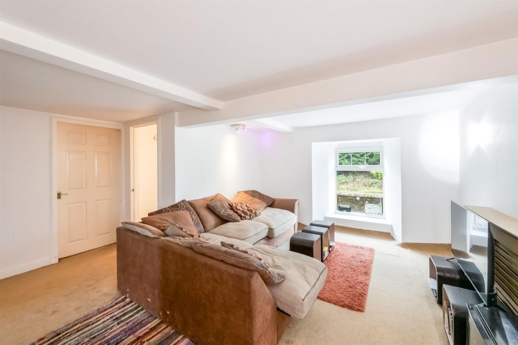 Property photo 2 of 31 Sitting Room