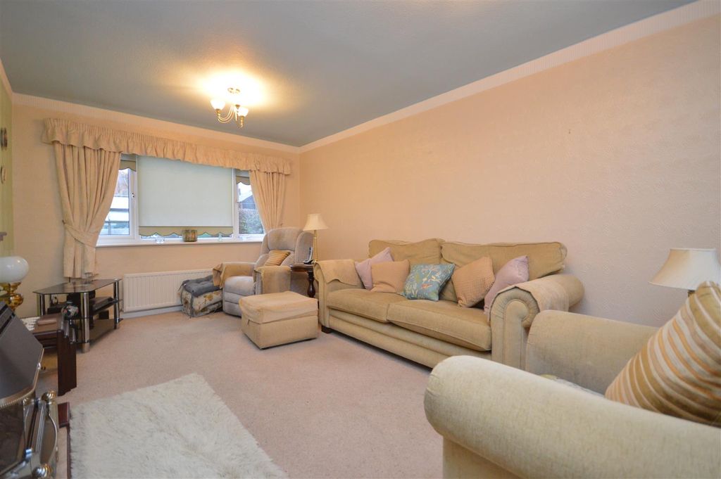 Property photo 2 of 27 Lounge