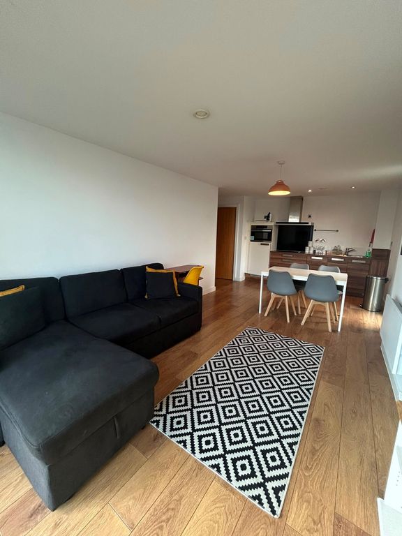 Property photo 1 of 8 Lounge 3