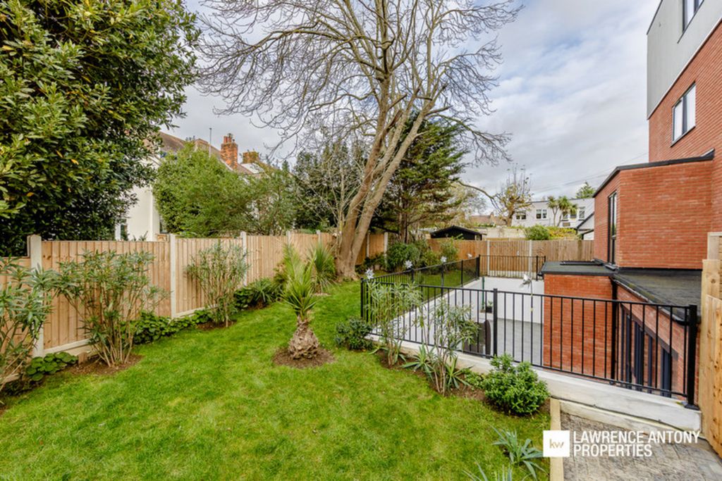 Additional image 13 of 2 bed flat for saleGrand Parade, Leigh-On-Sea SS9