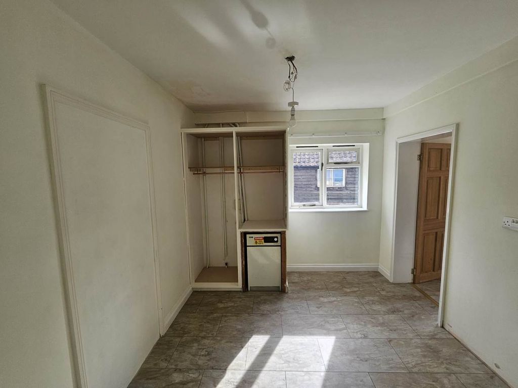 Property photo 1 of 6 Bedroom