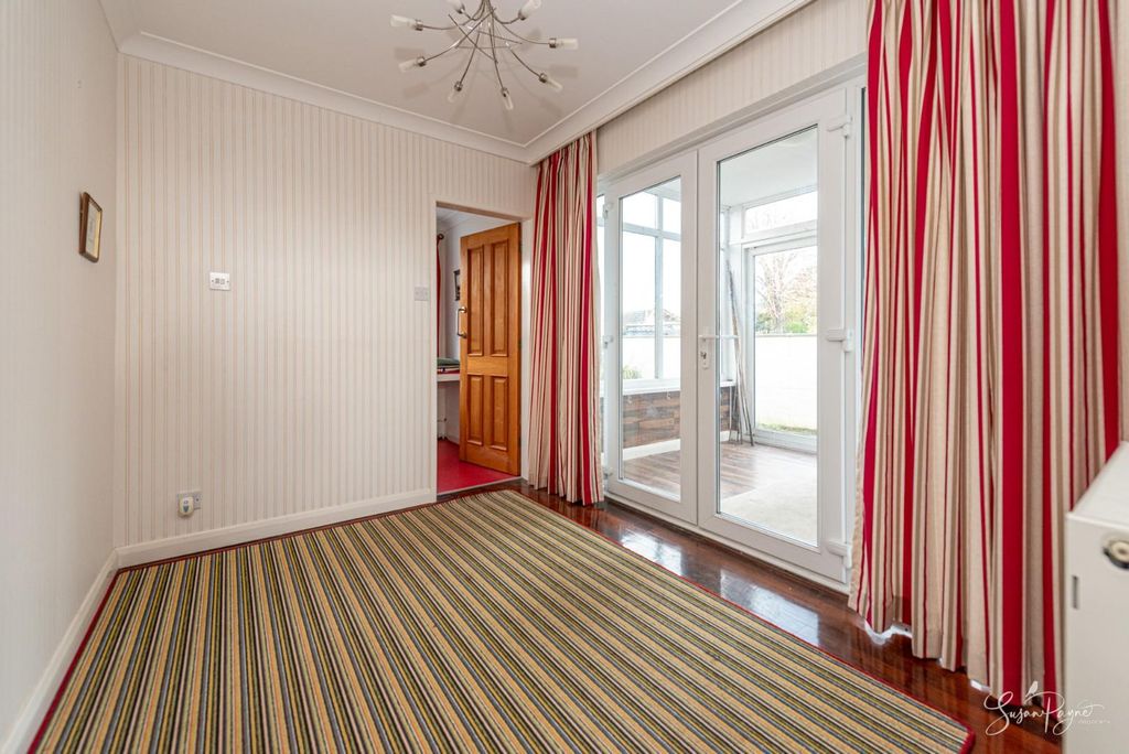 Property photo 3 of 34 Entrance Hall