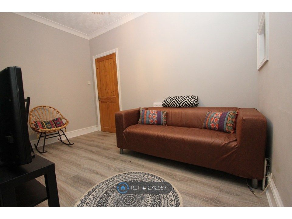 Property photo 3 of 8 Lounge