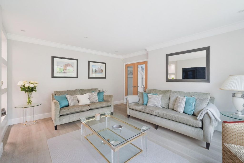 Property photo 3 of 25 Walkfield Drive