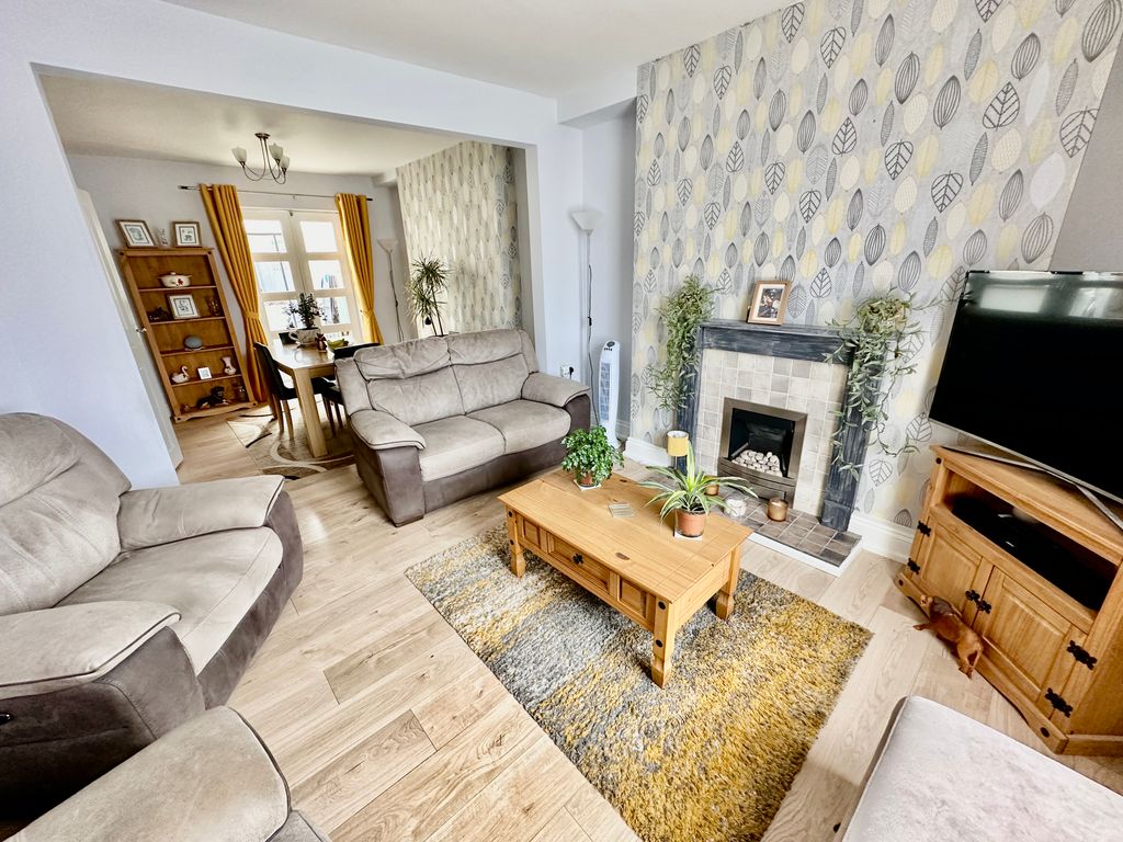 Property photo 1 of 11 Living Room