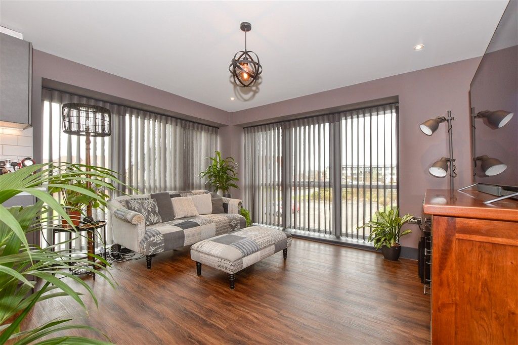 Property photo 3 of 9 Kitchen/Lounge