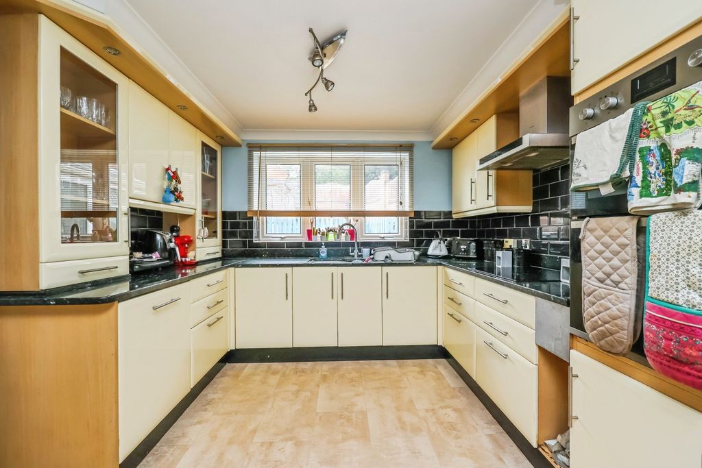 Property photo 2 of 15 Kitchen