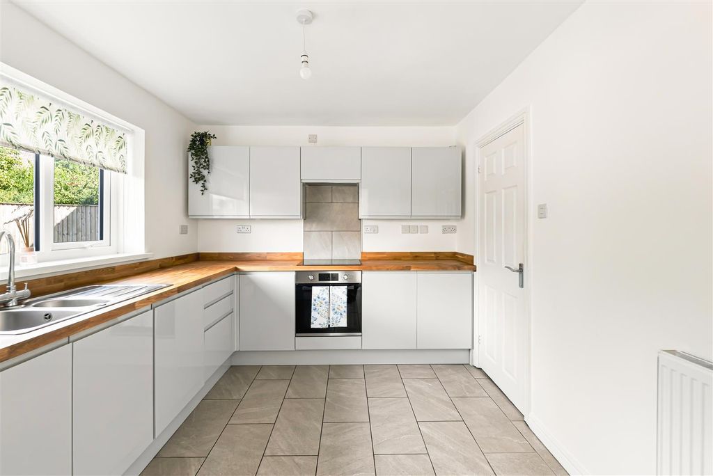 Property photo 2 of 19 Kitchen
