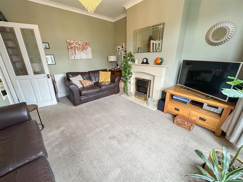 Property photo 3 of 18 Lounge