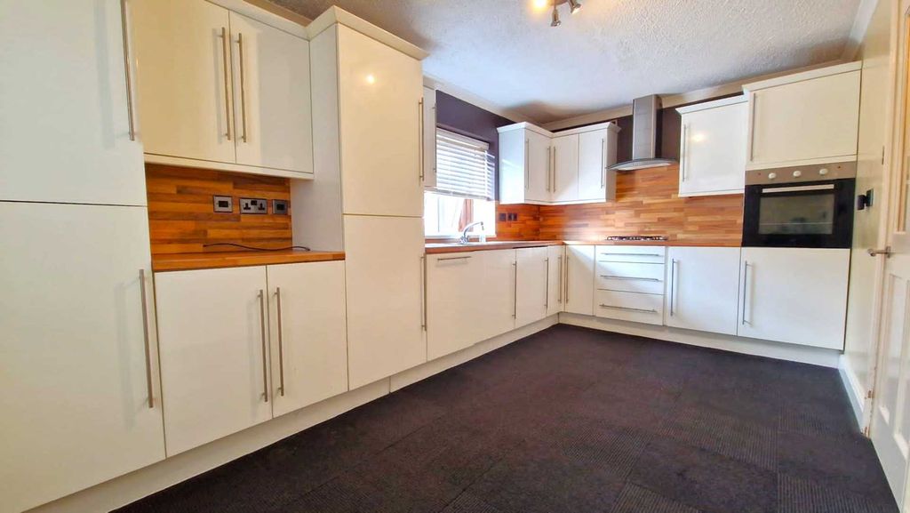 Additional image 7 of 4 bed semi-detached house to rentTithe Farm Road, Dunstable LU5