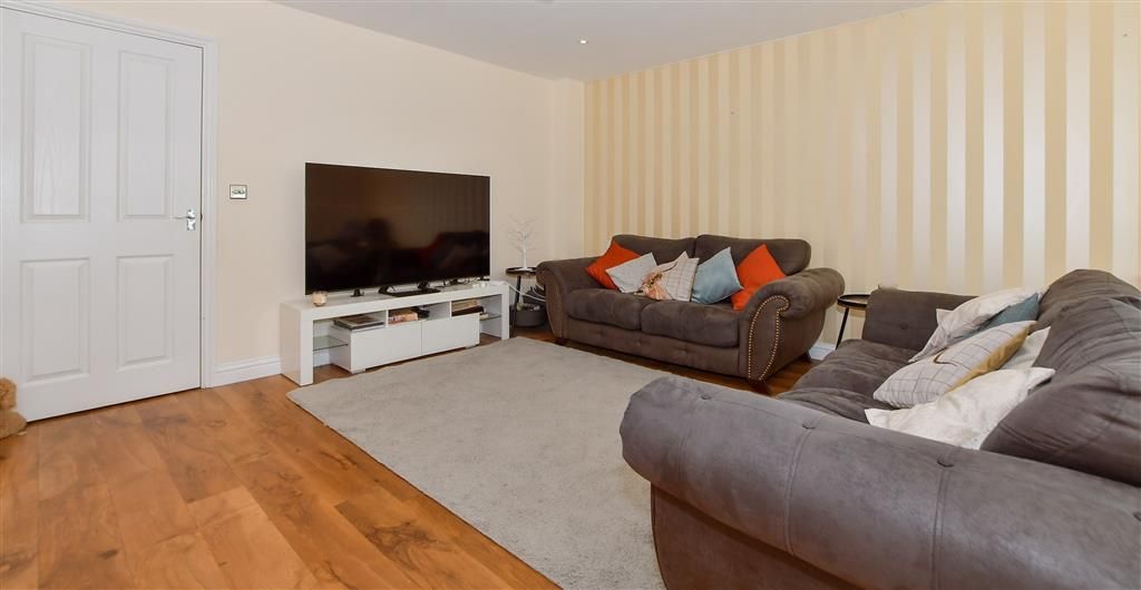 Property photo 1 of 9 Lounge New