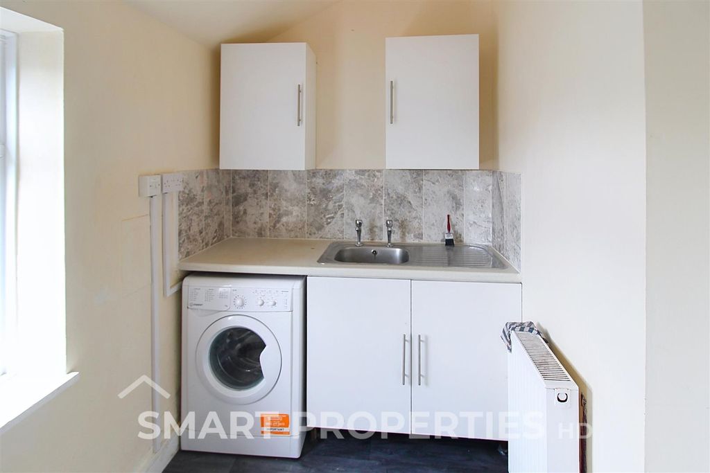 Property photo 3 of 6 Kitchen