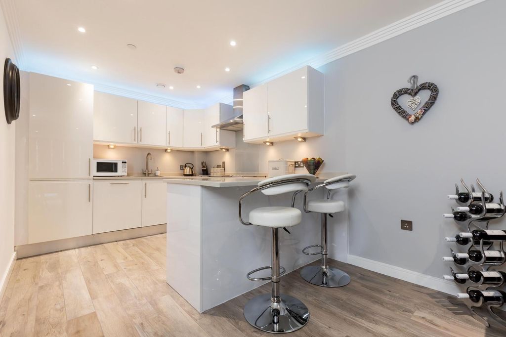 Property photo 2 of 33