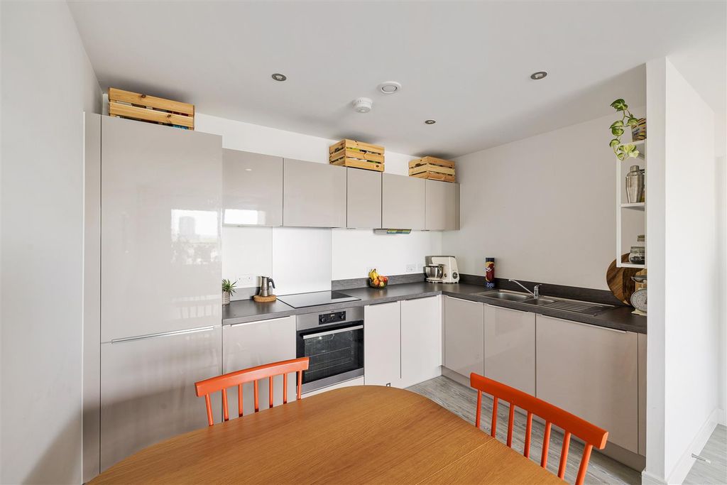 Property photo 2 of 31 Champness Close, E17