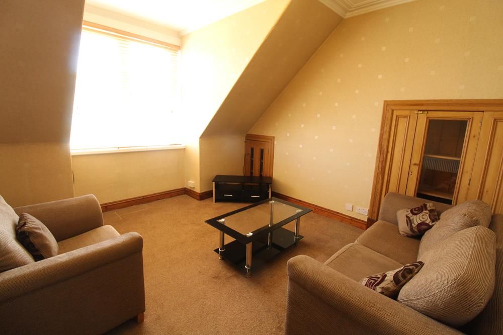 Property photo 3 of 6 Lounge 1