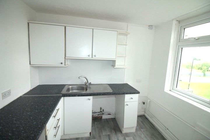 Property photo 3 of 6 Kitchen 1