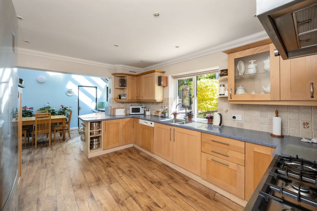 Property photo 2 of 32
