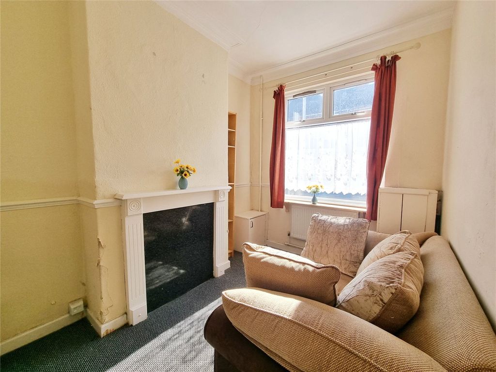 Property photo 2 of 7 Front Recepetion Roo