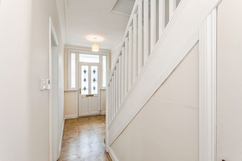 Property photo 2 of 19 Entrance Hall