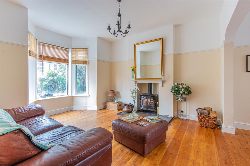 Property photo 2 of 23 Wyndham Crescent 84-2.Jpg