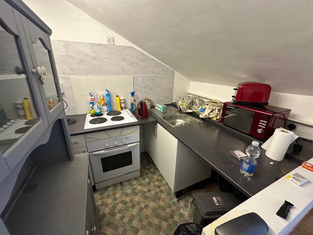 Property photo 3 of 6 Kitchen
