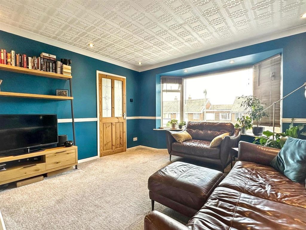 Property photo 3 of 32 Lounge
