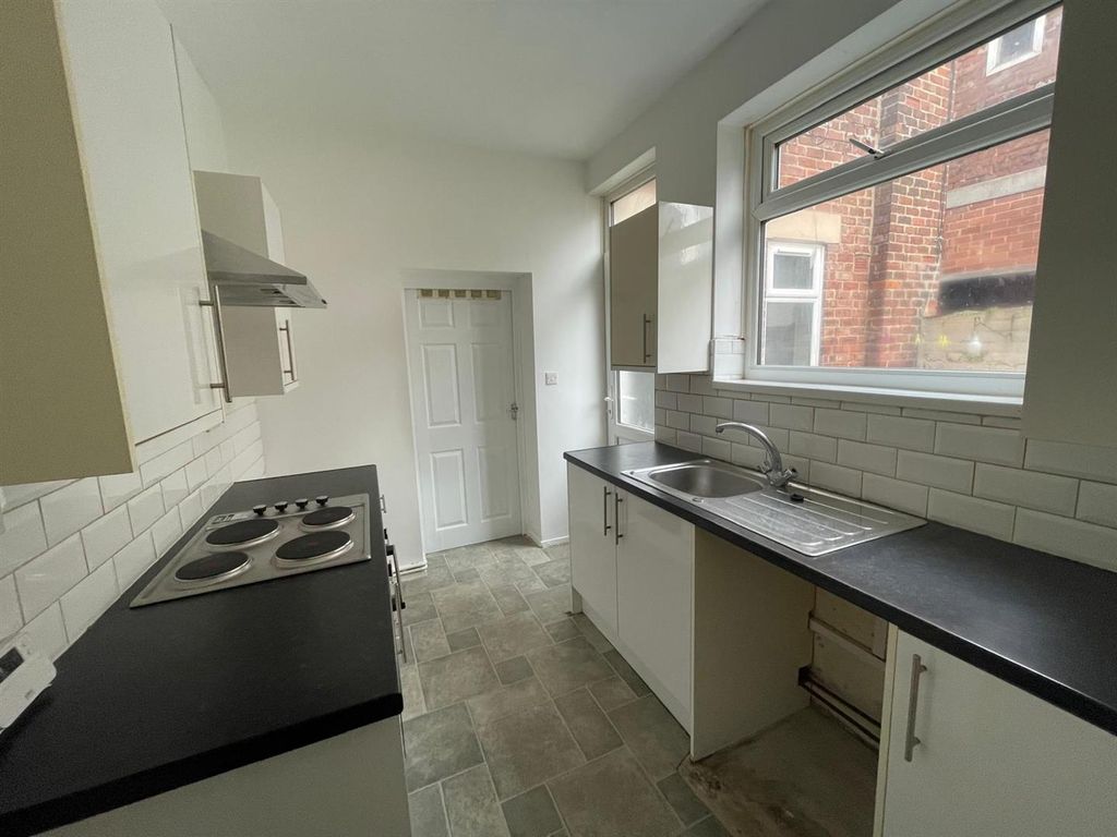 Property photo 3 of 7 Kitchen