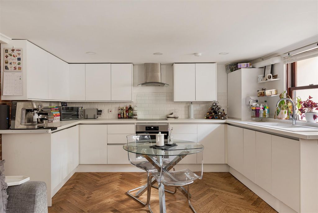 Property photo 3 of 19 Dames Road, E7