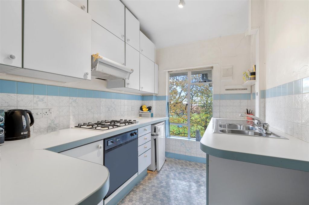 Property photo 3 of 18 Flat 3 Lansdowne Court,8.Jpg