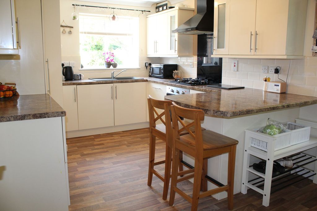 Property photo 3 of 14 Fitted Kitchen