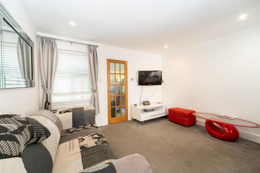 Property photo 3 of 16 006-52 Malden Road.Jpg