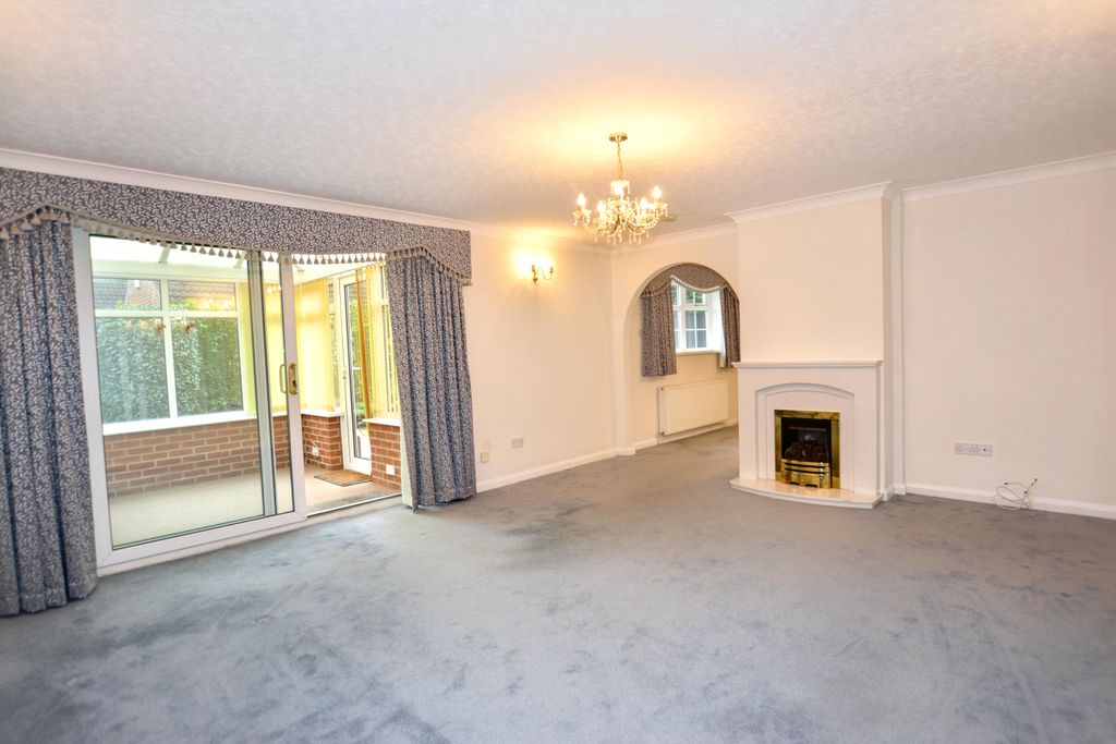 Property photo 3 of 24 Lounge