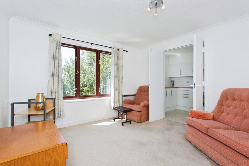 Property photo 1 of 11 Living Room