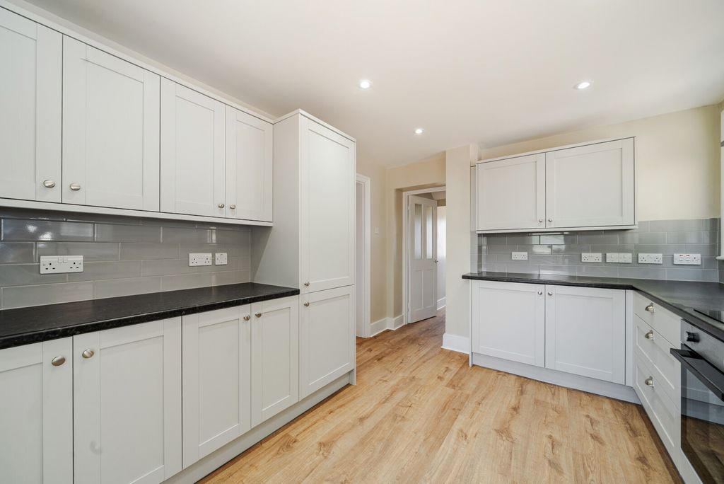 Property photo 3 of 16 1484656-10-6A5768...