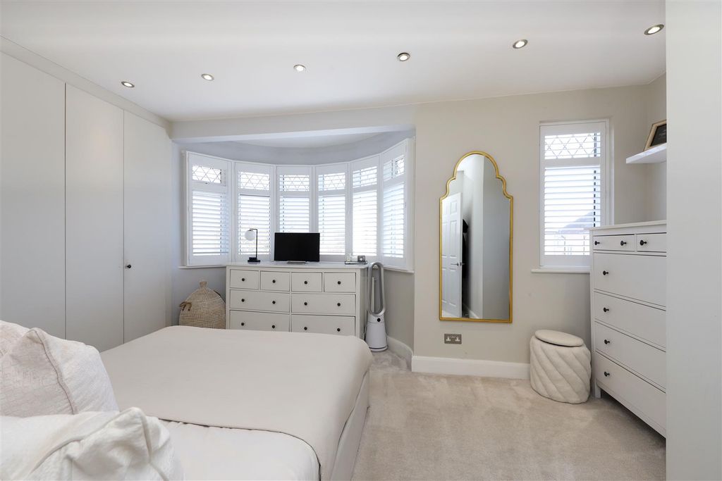 Property photo 2 of 16 Bedroom