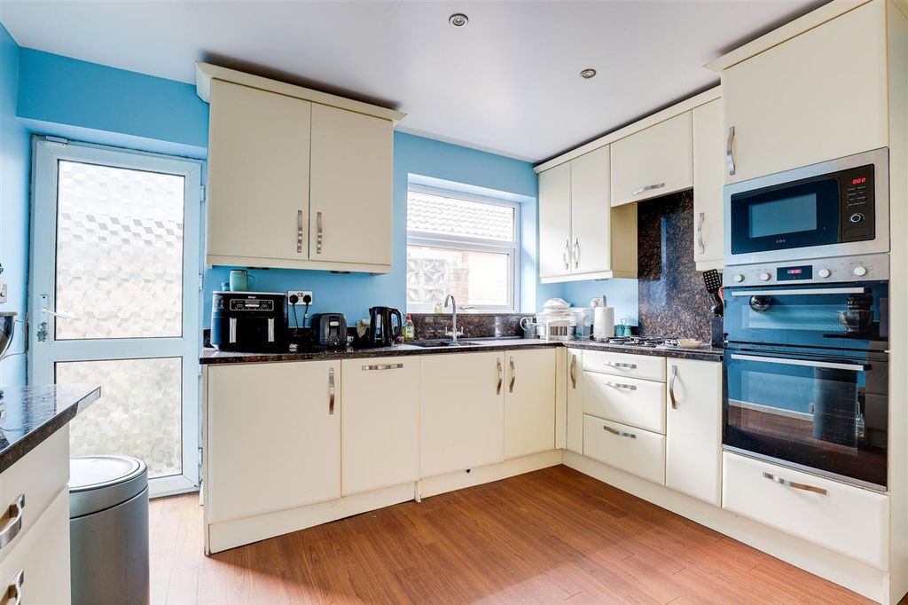 Property photo 2 of 20